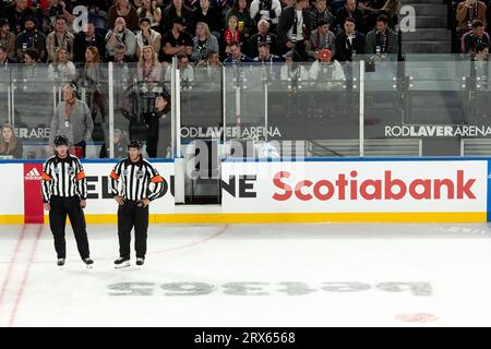 Melbourne, Australien, 23. September 2023. Die Schiedsrichter schauen beim Spiel der NHL Global Series zwischen den Los Angeles Kings und den Arizona Coyotes in der Rod Laver Arena am 23. September 2023 in Melbourne, Australien, nach. Quelle: Dave Hewison/Speed Media/Alamy Live News Stockfoto