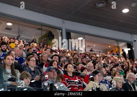 Melbourne, Australien, 23. September 2023. Die Fans schauen beim Spiel der NHL Global Series zwischen den Los Angeles Kings und den Arizona Coyotes in der Rod Laver Arena am 23. September 2023 in Melbourne, Australien, nach. Quelle: Dave Hewison/Speed Media/Alamy Live News Stockfoto