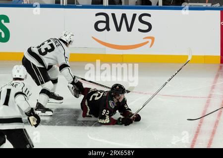 Melbourne, Australien, 23. September 2023. Logan Cooley von den Arizona Coyotes fällt während des NHL Global Series Matches zwischen den Los Angeles Kings und den Arizona Coyotes in der Rod Laver Arena am 23. September 2023 in Melbourne, Australien. Quelle: Dave Hewison/Speed Media/Alamy Live News Stockfoto