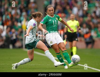 Der nordirische Caragh Hamilton Milligan (links) und die irische Katie McCabe kämpfen beim Spiel der Gruppe B1 der UEFA Women's Nations League im Aviva Stadium in Dublin um den Ball. Bilddatum: Samstag, 23. September 2023. Stockfoto