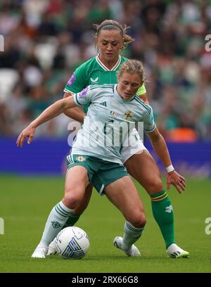 Der nordirische Caragh Hamilton Milligan (links) und die irische Katie McCabe kämpfen beim Spiel der Gruppe B1 der UEFA Women's Nations League im Aviva Stadium in Dublin um den Ball. Bilddatum: Samstag, 23. September 2023. Stockfoto