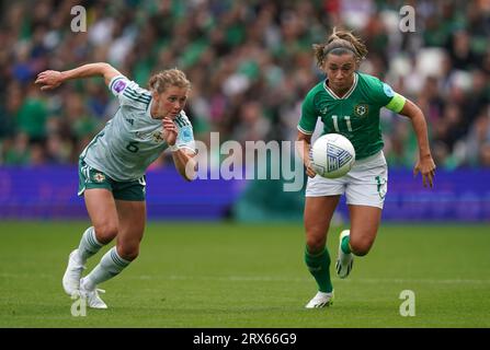 Der nordirische Caragh Hamilton Milligan (links) und die irische Katie McCabe kämpfen beim Spiel der Gruppe B1 der UEFA Women's Nations League im Aviva Stadium in Dublin um den Ball. Bilddatum: Samstag, 23. September 2023. Stockfoto