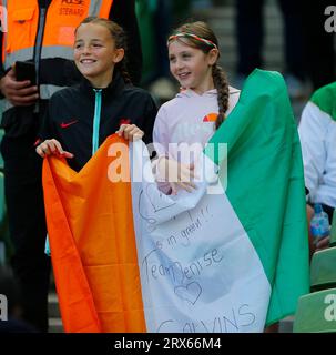 23. September 2023; Aviva Stadium, Dublin, Irland; Nations League Womens International Football, Republik Irland gegen Nordirland; zwei junge irische Unterstützer mit der Trikolorflagge Stockfoto