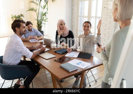 Seminarteilnehmer aus gemischten Rassen stellen Fragen Stockfoto