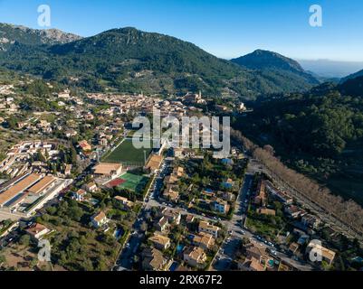 Spanien, Balearen, Valldemossa, Luftaufnahme des Dorfes auf Mallorca Stockfoto