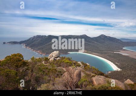 Atemberaubende Aussicht vom Gipfel des Mount Amos mit Blick auf die Wineglass Bay, Tasmanien, Australien Stockfoto