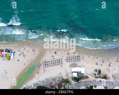 Spanien, Valencianische Gemeinschaft, MIL Palmeras, Luftansicht von Sonnenschirmen am Sandstrand Stockfoto