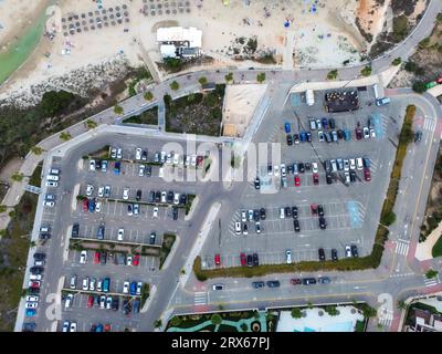 Spanien, Valencianische Gemeinschaft, MIL Palmeras, Luftansicht auf den Parkplatz am Strand Stockfoto