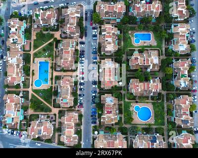 Spanien, Valencianische Gemeinschaft, MIL Palmeras, Luftblick auf Villen rund um drei Swimmingpools Stockfoto