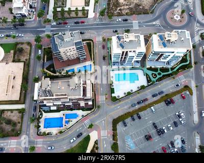 Spanien, Valencianische Gemeinschaft, MIL Palmeras, Luftansicht von Mehrfamilienhäusern und Parkplatz Stockfoto