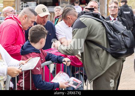 Northampton, Großbritannien. September 2023. Liam Roberts #1 von Barnsley unterschreibt beim Sky Bet League 1 Match Northampton Town vs Barnsley im Sixfields Stadium, Northampton, Vereinigtes Königreich, 23. September 2023 (Foto: Mark Cosgrove/News Images) in Northampton, Vereinigtes Königreich, am 23. September 2023 einen Fußballtupfer. (Foto: Mark Cosgrove/News Images/SIPA USA) Credit: SIPA USA/Alamy Live News Stockfoto