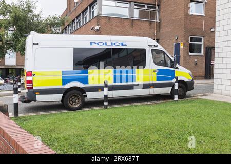 Ein Wagen der Cleveland Police parkte vor der Rückseite der Polizeiwache in Stockton, England, Großbritannien Stockfoto