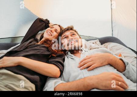 Glückliches Paar, das zusammen im Zelt entspannt Stockfoto