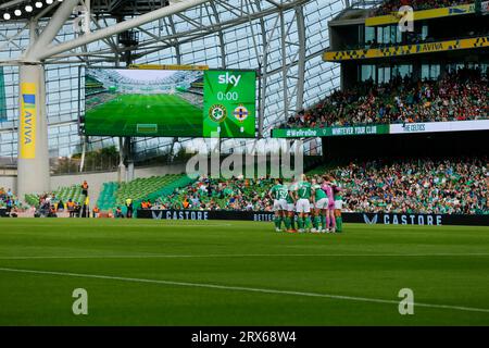 23. September 2023; Aviva Stadium, Dublin, Irland; Nations League Womens International Football, Republik Irland gegen Nordirland; die irische Mannschaft huddle vor dem Start Stockfoto