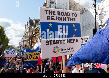 Piccadilly, London, Großbritannien. September 2023. Eine große Zahl von Menschen nimmt an einem protestmarsch in Richtung Parlament Teil. Mit dem Titel „National Re-Join March II“ (nationaler Wiedereintritt im März II) – nach einem früheren großen Protest im Jahr 2022 – möchten die Aktivisten, dass das Vereinigte Königreich nach dem Brexit-Referendum von 2016 wieder der EU Beitritt Stockfoto