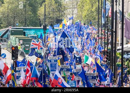 Piccadilly, London, Großbritannien. September 2023. Eine große Zahl von Menschen nimmt an einem protestmarsch in Richtung Parlament Teil. Mit dem Titel „National Re-Join March II“ (nationaler Wiedereintritt im März II) – nach einem früheren großen Protest im Jahr 2022 – möchten die Aktivisten, dass das Vereinigte Königreich nach dem Brexit-Referendum von 2016 wieder der EU Beitritt Stockfoto
