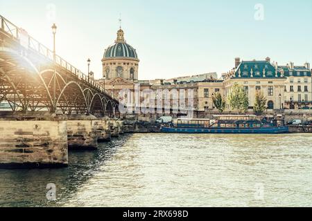 Frankreich, Ile-de-France, Paris, Institut de France und Pont des Arts bei Sonnenuntergang Stockfoto