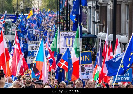 Piccadilly, London, Großbritannien. September 2023. Eine große Zahl von Menschen nimmt an einem protestmarsch in Richtung Parlament Teil. Mit dem Titel „National Re-Join March II“ (nationaler Wiedereintritt im März II) – nach einem früheren großen Protest im Jahr 2022 – möchten die Aktivisten, dass das Vereinigte Königreich nach dem Brexit-Referendum von 2016 wieder der EU Beitritt Stockfoto