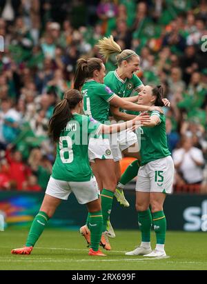 Lucy Quinn aus Irland feiert das erste Tor ihrer Mannschaft während des Spiels der Gruppe B1 der UEFA Women's Nations League im Aviva Stadium in Dublin. Bilddatum: Samstag, 23. September 2023. Stockfoto