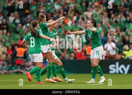 Lucy Quinn aus Irland feiert das erste Tor ihrer Mannschaft während des Spiels der Gruppe B1 der UEFA Women's Nations League im Aviva Stadium in Dublin. Bilddatum: Samstag, 23. September 2023. Stockfoto