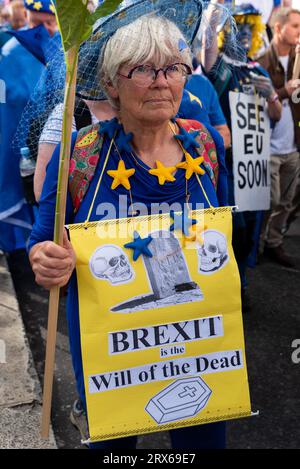 Piccadilly, London, Großbritannien. September 2023. Eine große Zahl von Menschen nimmt an einem protestmarsch in Richtung Parlament Teil. Mit dem Titel „National Re-Join March II“ (nationaler Wiedereintritt im März II) – nach einem früheren großen Protest im Jahr 2022 – möchten die Aktivisten, dass das Vereinigte Königreich nach dem Brexit-Referendum von 2016 wieder der EU Beitritt Stockfoto