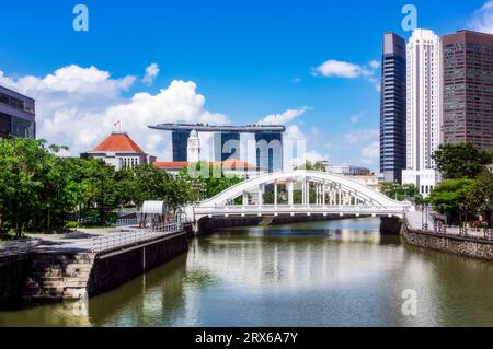 Singapur, Singapur City, Elgin Bridge mit Marina Bay Sands im Hintergrund Stockfoto