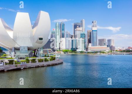 Singapur, Singapur City, ArtScience Museum mit Skyline-Wolkenkratzern im Hintergrund Stockfoto