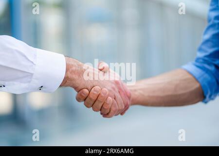 Geschäftspartner geben sich nach erfolgreichem Meeting die Hände Stockfoto