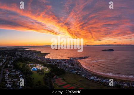 Großbritannien, Schottland, North Berwick, Luftansicht auf die Küstenstadt bei Sonnenuntergang Stockfoto