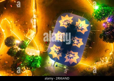 UK, Schottland, North Berwick, Luftaufnahme von Fringe by Sea Festival im Lodge Grounds Park in der Abenddämmerung Stockfoto