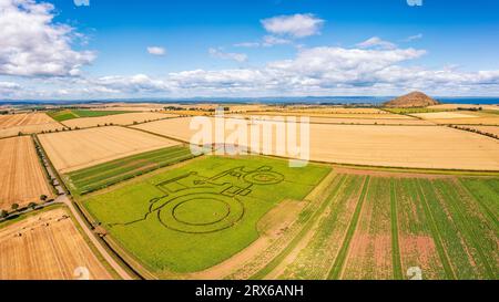 Großbritannien, Schottland, North Berwick, Luftansicht des Traktordiagramms im Sommerfeld Stockfoto