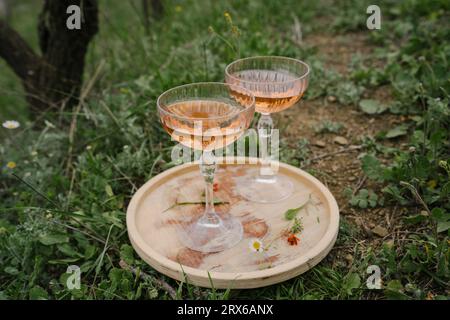 Gläser Rosenwein auf Holztablett Stockfoto