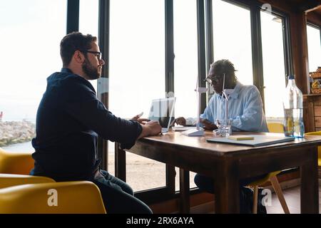 Ingenieure arbeiten zusammen über Strategie im Café Stockfoto