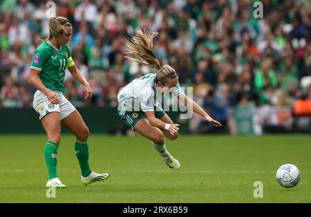 Katie McCabe aus Irland (links) und Simone Magill aus Nordirland in Aktion beim Spiel der Gruppe B1 der UEFA Women's Nations League im Aviva Stadium in Dublin. Bilddatum: Samstag, 23. September 2023. Stockfoto