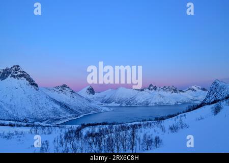 Norwegen, Troms og Finnmark, Oyfjord und die umliegenden Berge bei Tagesanbruch Stockfoto