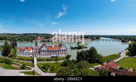 Deutschland, Bayern, Neuhaus am Inn, Blick auf die Drohne des Inn, der Österreich von Deutschland trennt, mit Schloss im Vordergrund Stockfoto