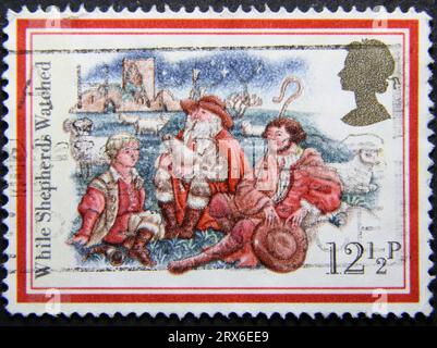 ISTANBUL, TÜRKEI - 25. JANUAR 2021: Die britische Briefmarke zeigt Weihnachtslieder, während Shepherds um 1982 zuschaute Stockfoto