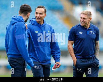 Kane Wilson aus Derby County (Mitte) und Martyn Waghorn vor der Sky Bet League One im Brunton Park, Carlisle. Bilddatum: Samstag, 23. September 2023. Stockfoto