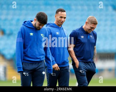 Kane Wilson aus Derby County (Mitte) und Martyn Waghorn vor der Sky Bet League One im Brunton Park, Carlisle. Bilddatum: Samstag, 23. September 2023. Stockfoto