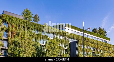 Deutschland, Baden-Württemberg, Stuttgart, Panorama der bewachsenen Fassade des Bürogebäudes Stockfoto