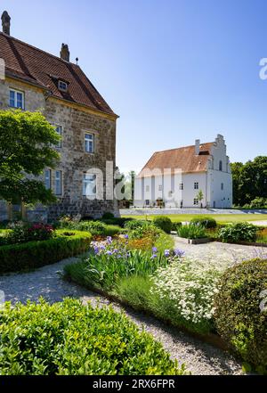 Österreich, Oberösterreich, Obernberg am Inn, blühende Blumen im Garten des Schlosses Obernberg Stockfoto