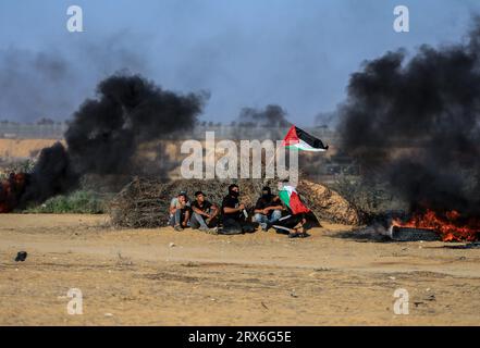 Gaza, Palästina. September 2023. Palästinensische Demonstranten verstecken sich unter brennenden Reifen, während Konfrontationen mit israelischen Sicherheitskräften entlang der Grenze zu Israel, östlich von Khan Yunis, südlich des Gazastreifens. Quelle: SOPA Images Limited/Alamy Live News Stockfoto