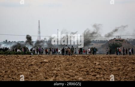 Gaza, Palästina. September 2023. Palästinensische Demonstranten, die während der Konfrontationen mit israelischen Sicherheitskräften entlang der Grenze zu Israel, östlich von Khan Yunis, im südlichen Gazastreifen, beobachtet wurden. Quelle: SOPA Images Limited/Alamy Live News Stockfoto