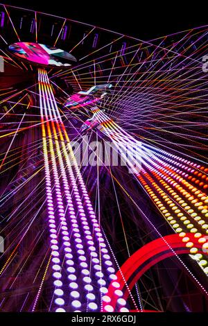 Deutschland, Bayern, Würzburg, Mehrfachbelichtung des sich drehenden Riesenrades bei Nacht Stockfoto