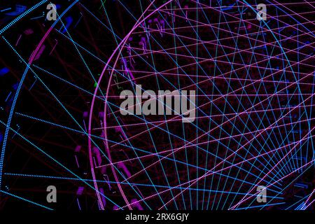 Deutschland, Bayern, Würzburg, Mehrfachbelichtung des sich drehenden Riesenrades bei Nacht Stockfoto