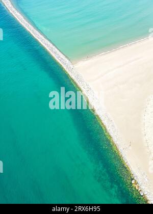 Spanien, Cantabria, San Vicente de la Barquera, Luftblick auf den Atlantikstrand Stockfoto