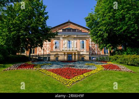 Deutschland, Bayern, Bayreuth, blühende Blumen im Garten des Bayreuther Festspieltheaters Stockfoto