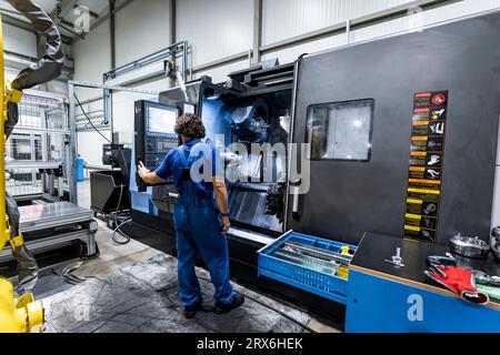 Techniker für cnc-Maschinen in der Metallindustrie Stockfoto