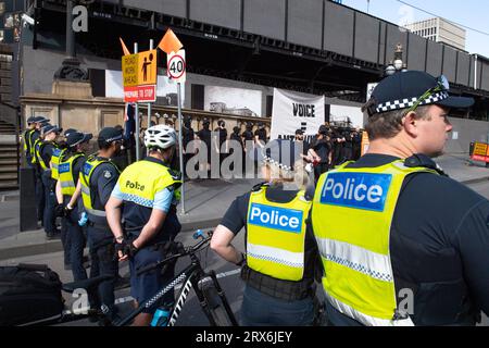 Melbourne, Australien, 23. September 2023. Die Polizei trennt Neonazis von "Nein-Stimmen"-Demonstranten, nachdem die ersteren sich der Kundgebung anschlossen, weil einige der Latter unzufrieden waren. Quelle: Jay Kogler/Alamy Live News Stockfoto