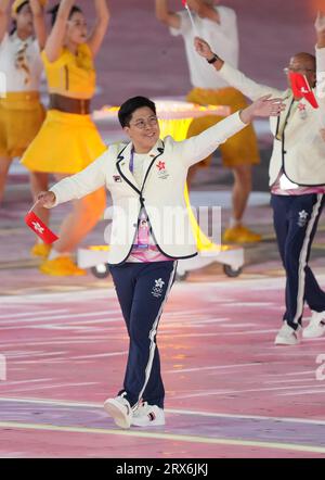 Hangzhou, chinesische Provinz Zhejiang. September 2023. Kenneth Fok Kai-kong von der Delegation von Hongkong, China, pariert im Hangzhou Olympic Sports Center Stadium während der Eröffnungszeremonie der 19. Asiatischen Spiele in Hangzhou, Ostchinesische Provinz Zhejiang, 23. September 2023. Quelle: Du yu/Xinhua/Alamy Live News Stockfoto